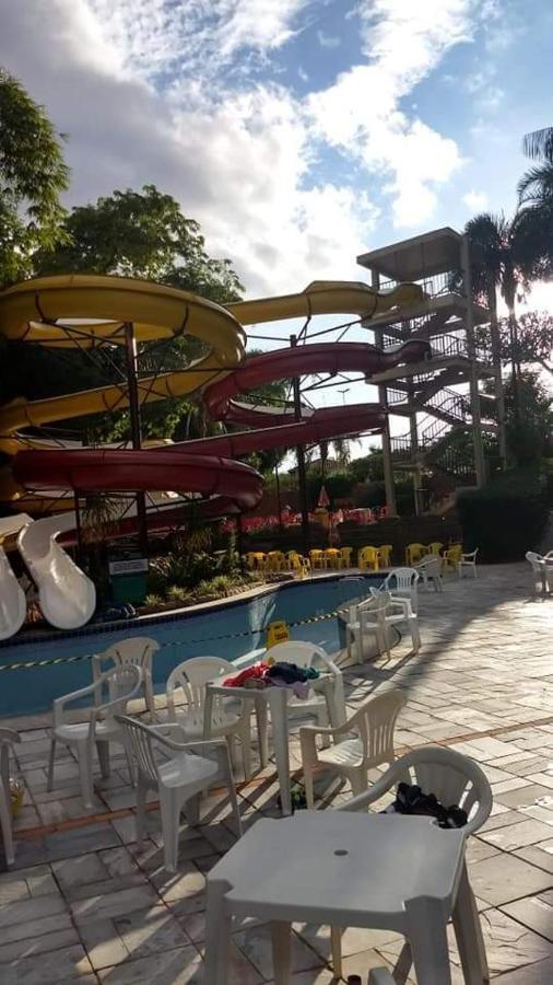 Golden Dolphin 3Pessoas com piscinas termais mais toalhas e roupas de cama lençóis travesseiros fronhas limpeza do check in impostos e taxas já incluso Caldas Novas Exterior foto